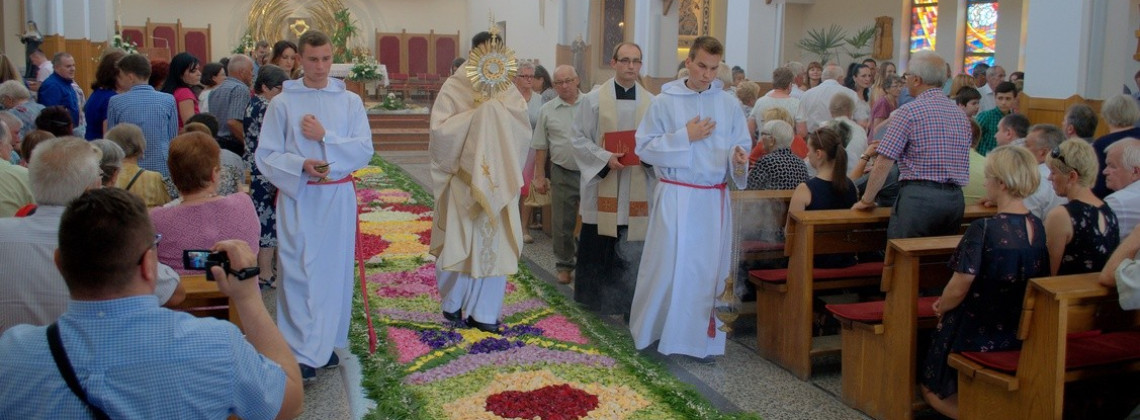 Dywan z kwiatów dla Pana Jezusa